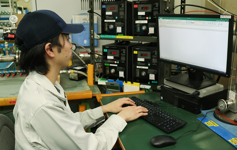 画像:パソコン作業を行う工員
