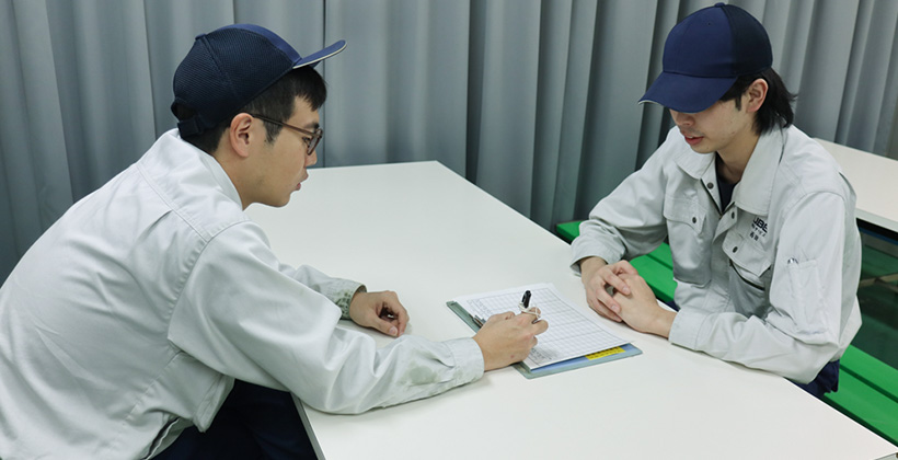 画像:チェックを行う社員
